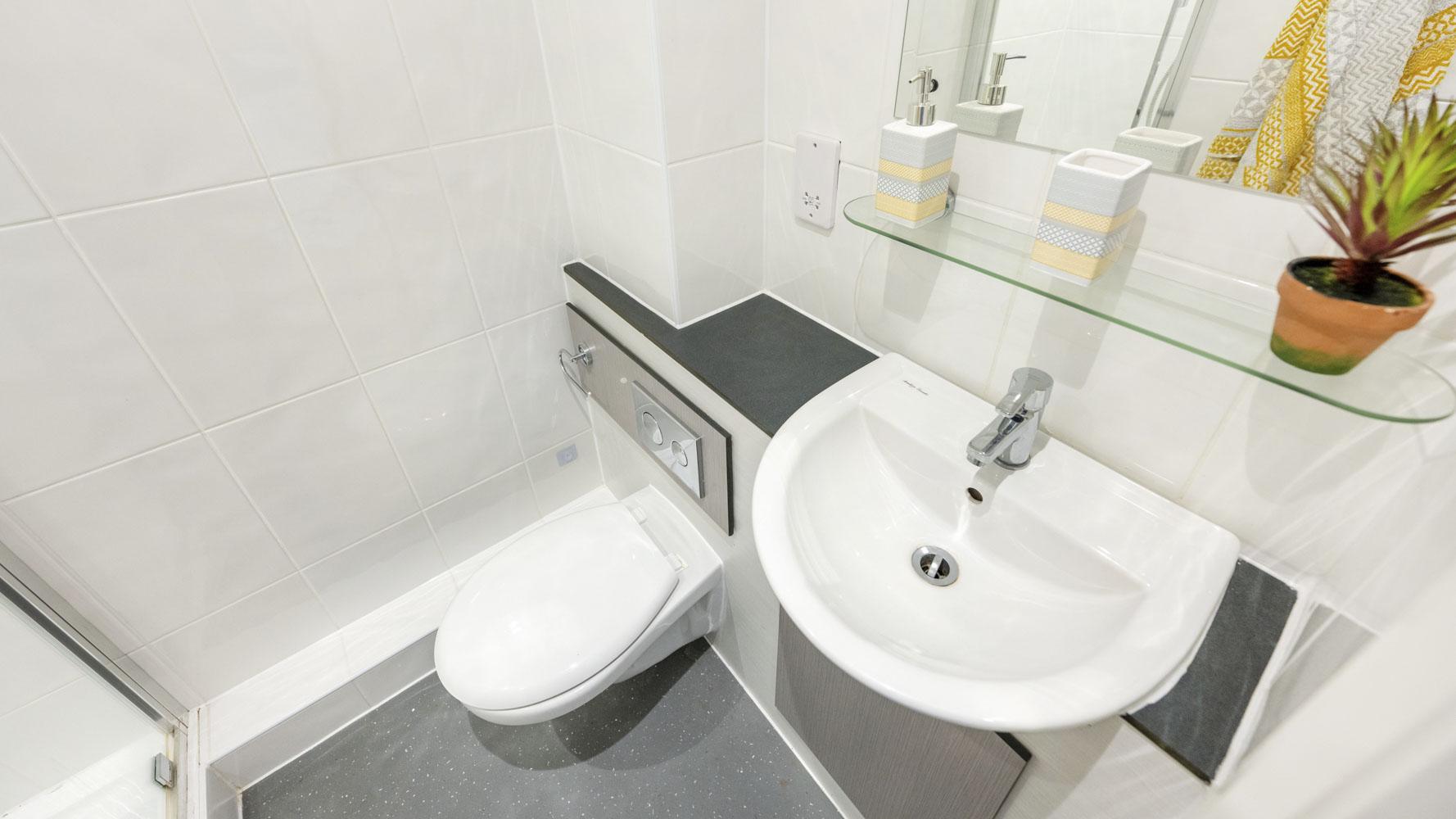  Standard En-Suite  -  St Leonard's House  - Gallery -  9