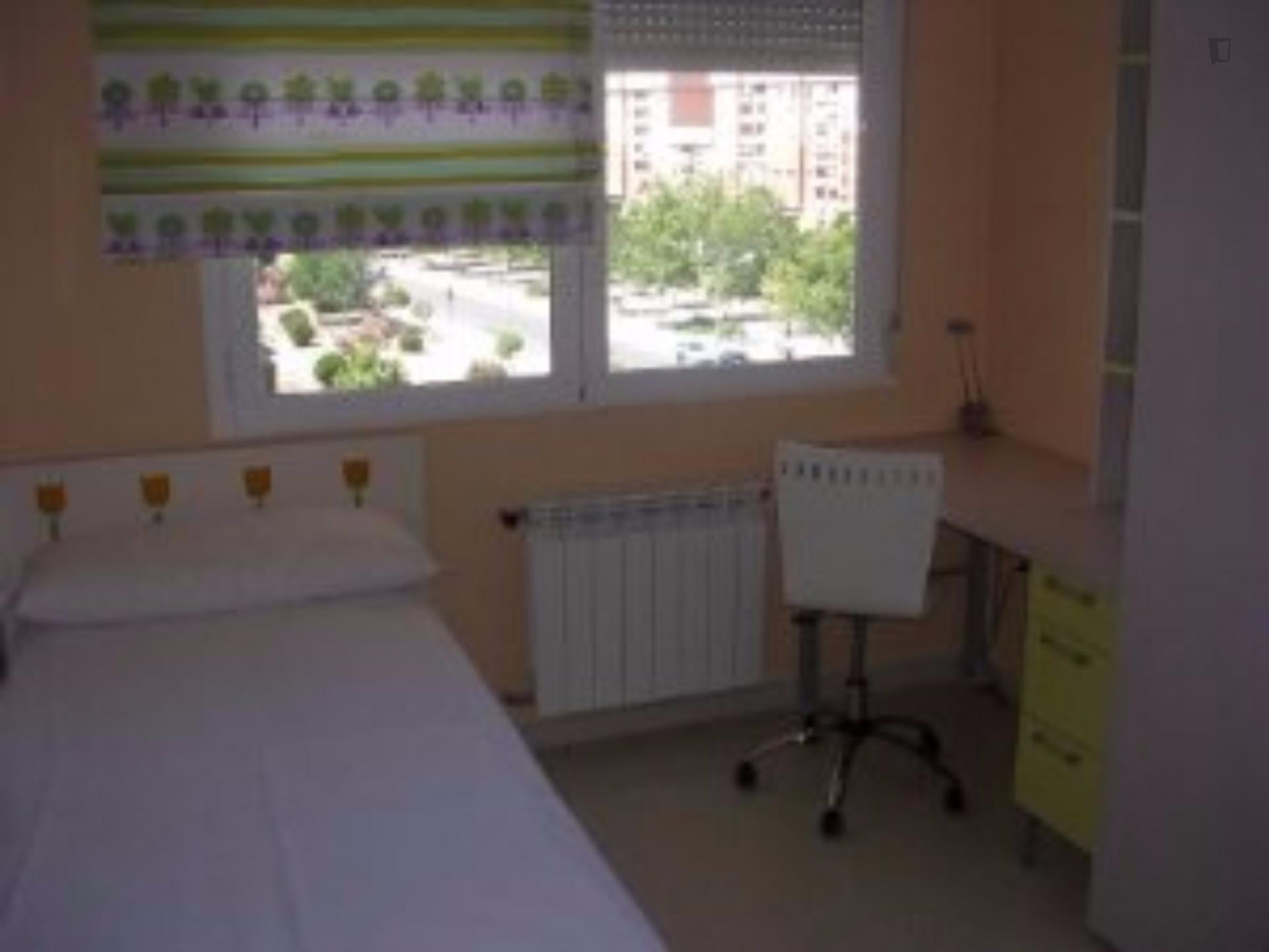 Single Room in a 3 bedroom apartment