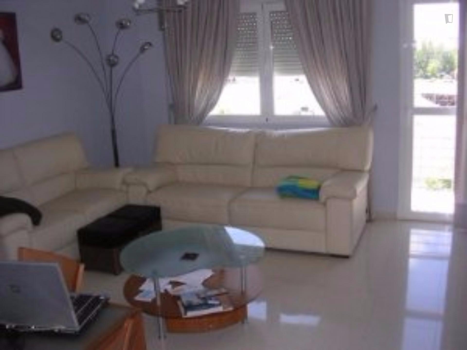 Single Room in a 3 bedroom apartment