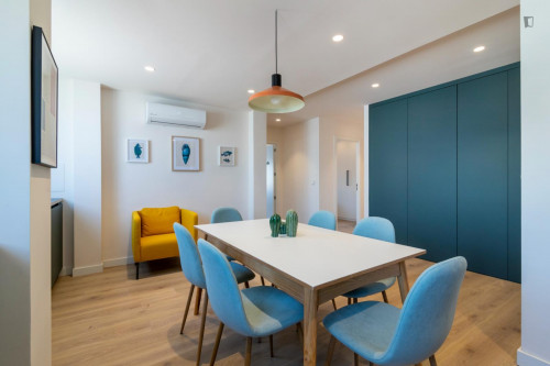 Inviting single bedroom in Albors