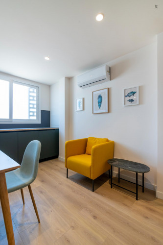 Inviting single bedroom in Albors