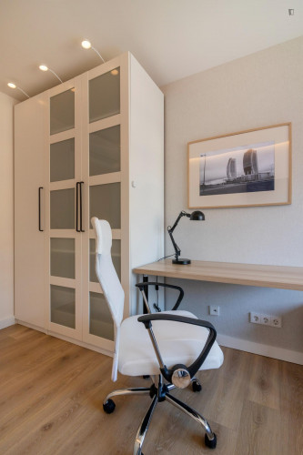 Cool single bedroom near the Amistat-Casa de Salut metro  - Gallery -  5