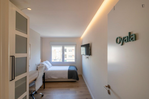 Cool single bedroom near the Amistat-Casa de Salut metro