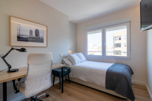 Cool single bedroom near the Amistat-Casa de Salut metro