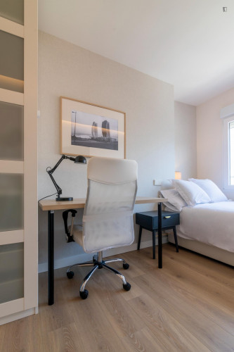 Cool single bedroom near the Amistat-Casa de Salut metro