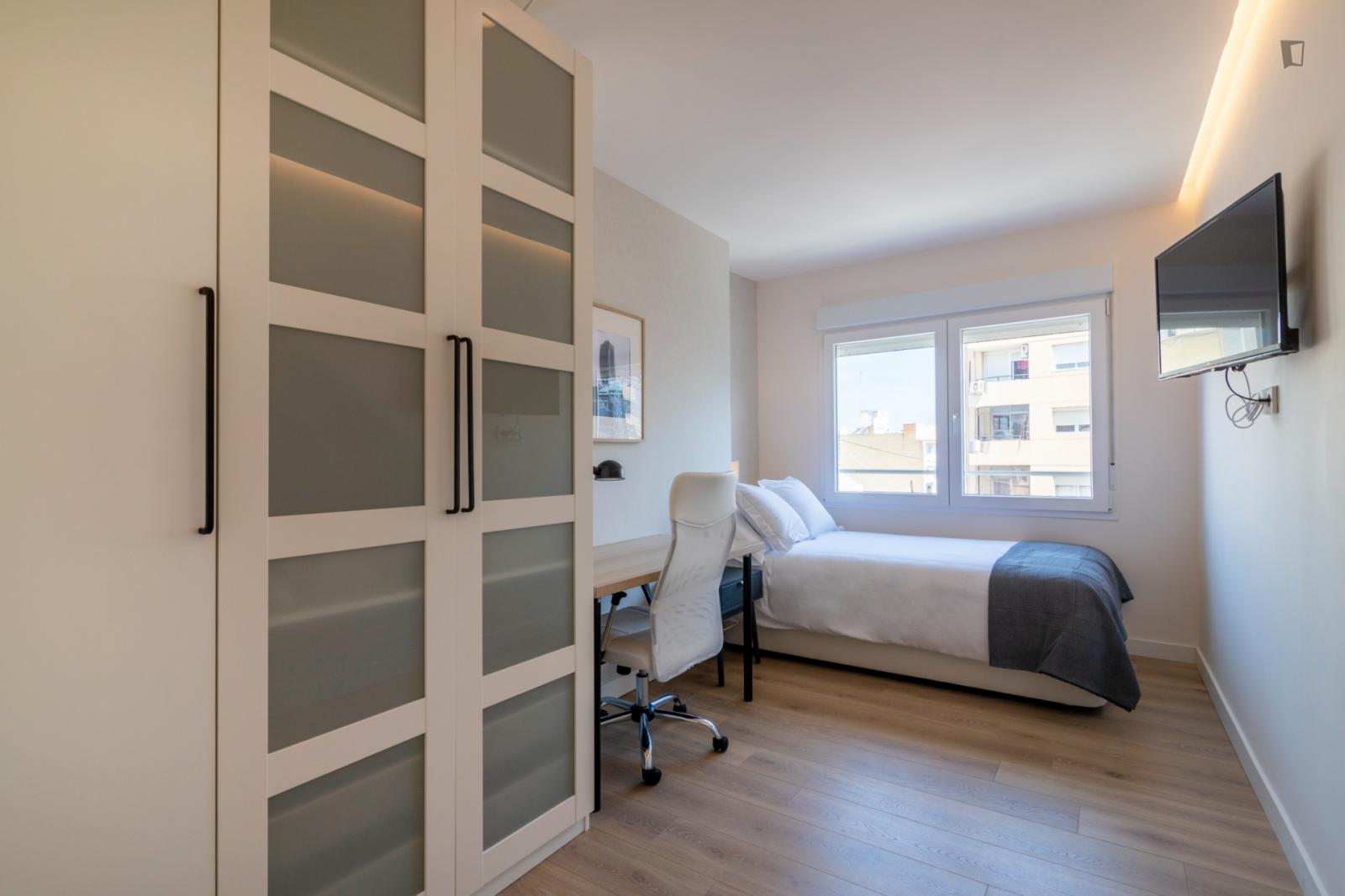  Cool Single Bedroom Near The Amistat-Casa De Salut Metro  -  Cool single bedroom near the Amistat-Casa de Salut metro  - Gallery -  1