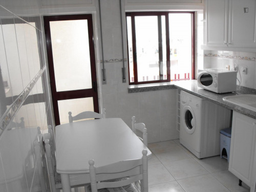 Great single sunny bedroom in Almada