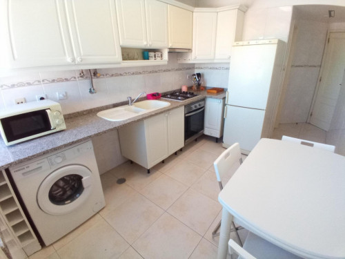 Great single sunny bedroom in Almada