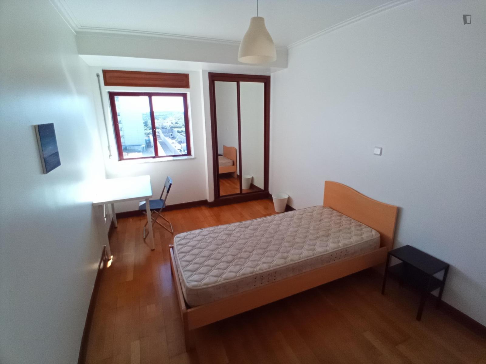  Great Single Sunny Bedroom In Almada  -  Great single sunny bedroom in Almada  - Gallery -  1