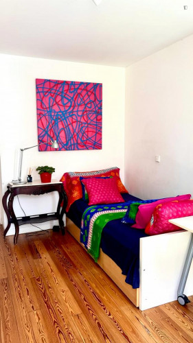 Single bedroom in 4-bedroom apartment