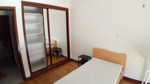 Lovely single bedroom in Almada