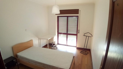 Lovely single bedroom in Almada