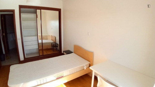 Lovely single bedroom in Almada