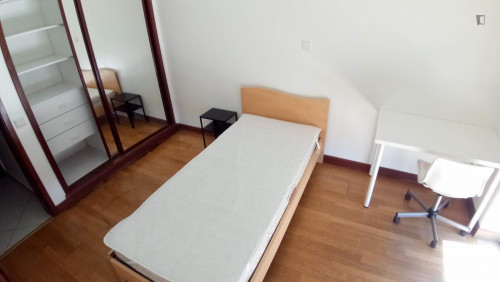 Lovely single bedroom in Almada