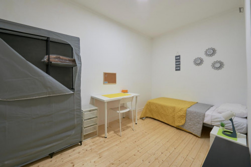 Smart bedroom in a 9-Bedroom apartment, close to Parque metro station