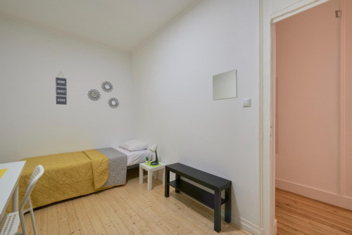 Smart bedroom in a 9-Bedroom apartment, close to Parque metro station