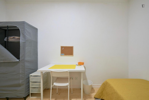 Smart bedroom in a 9-Bedroom apartment, close to Parque metro station