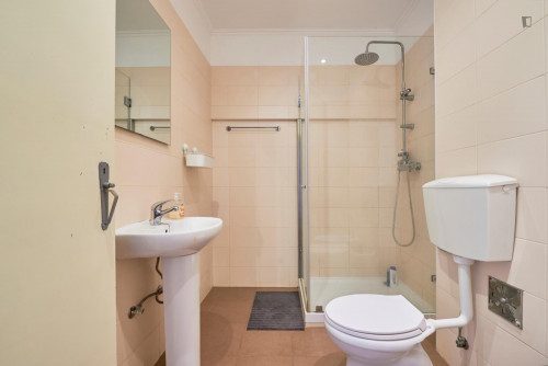 Attractive double bedroom near Fundação Calouste Gulbenkian - Gallery - 9