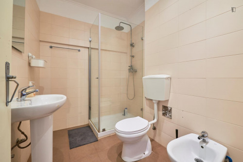 Attractive double bedroom near Fundação Calouste Gulbenkian - Gallery - 10