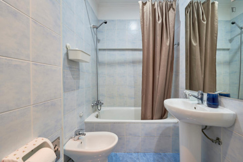 Attractive double bedroom near Fundação Calouste Gulbenkian - Gallery - 7