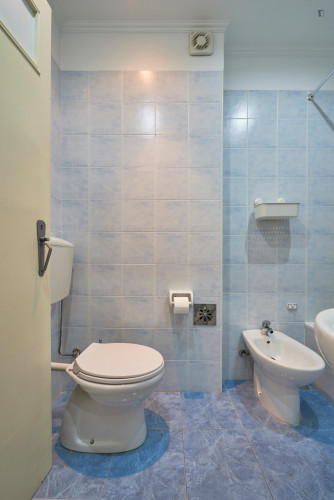 Attractive double bedroom near Fundação Calouste Gulbenkian  - Gallery -  5