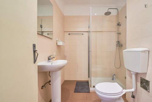 Attractive double bedroom near Fundação Calouste Gulbenkian - Gallery - 11
