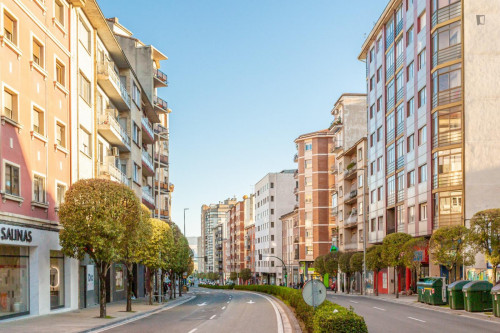 Bright double bedroom near Facultad de Educación y Psicología