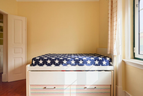 Spacious 3 bedroom apartment in Campo de Ourique