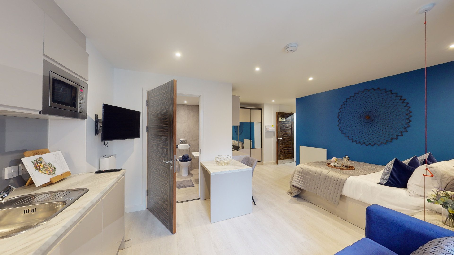  Deluxe Accessible Studio  -  79 Silver Street  - Gallery -  3