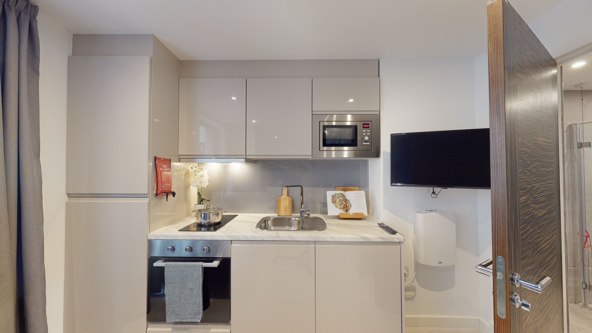  Deluxe Accessible Studio  -  79 Silver Street  - Gallery -  4