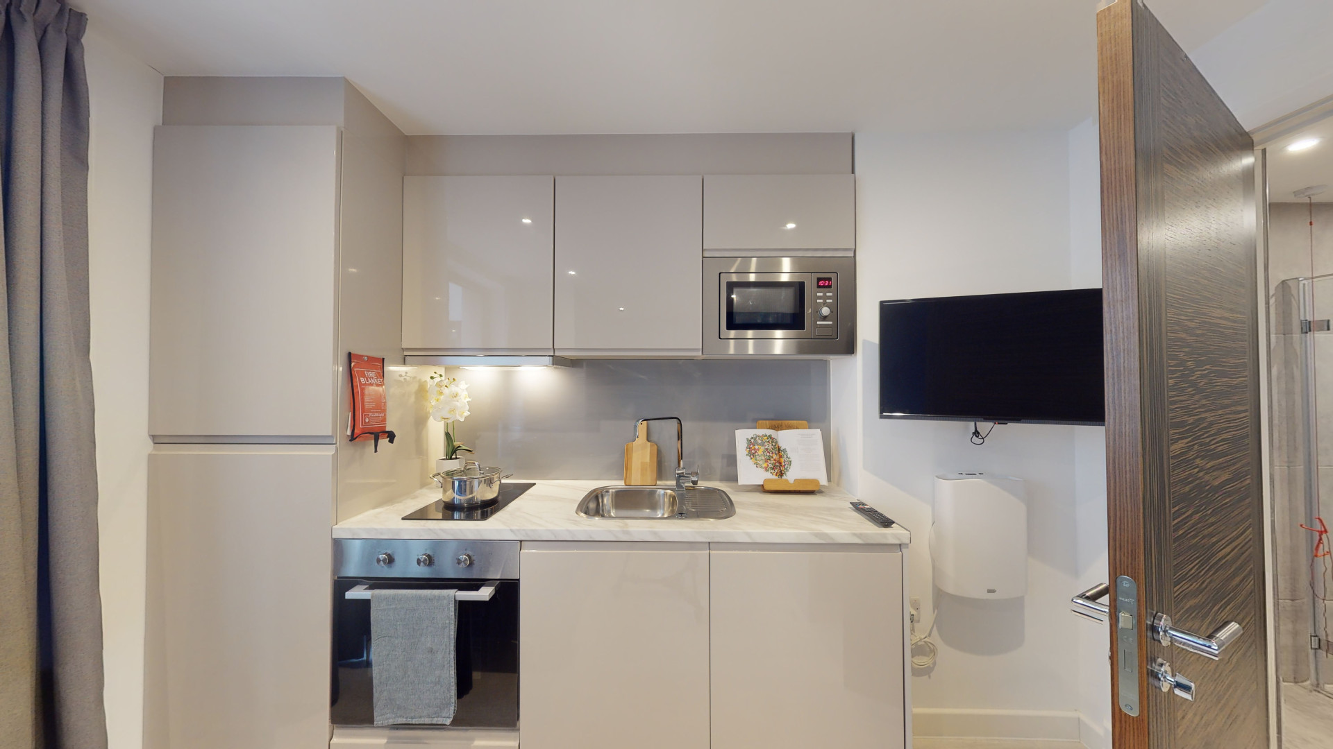  Deluxe Accessible Studio  -  79 Silver Street  - Gallery -  15