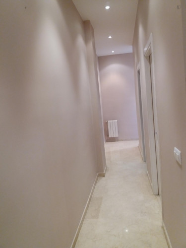 Charming single bedroom with private bathroom near IEM Business School
