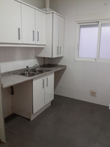 Charming single bedroom with private bathroom near IEM Business School
