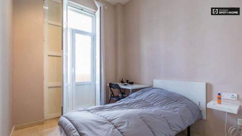 Charming single bedroom with private bathroom near IEM Business School