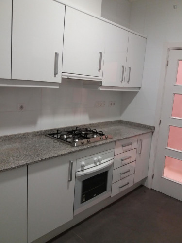 Charming single bedroom with private bathroom near IEM Business School