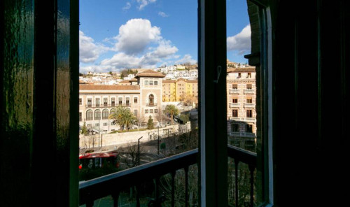 Cool double bedroom near to Puerta de Elvira