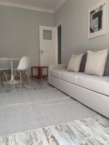 Sunny 1-bedroom apartment in Entrecampos