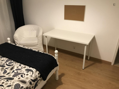 Cosy double bedroom near Pontinha metro station
