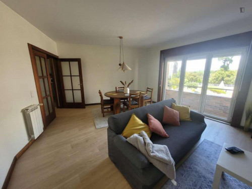 Modern 2-bedroom apartment near Arrábida Shopping