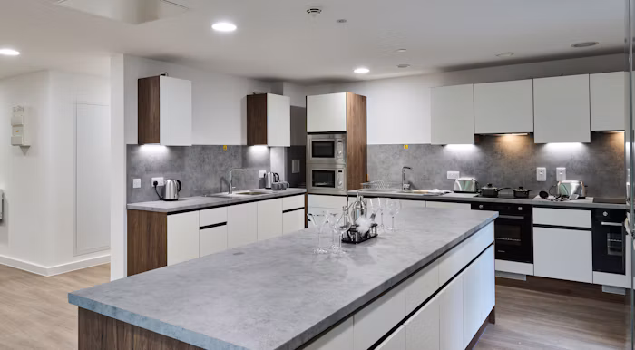 En-Suite - Large Flat - 5