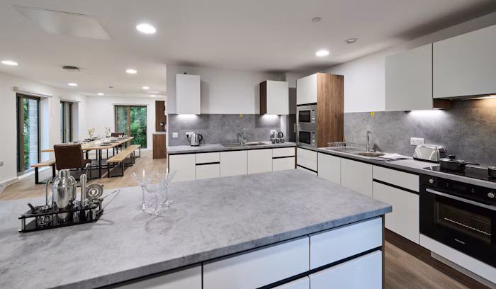 En-Suite - Large Flat - 4