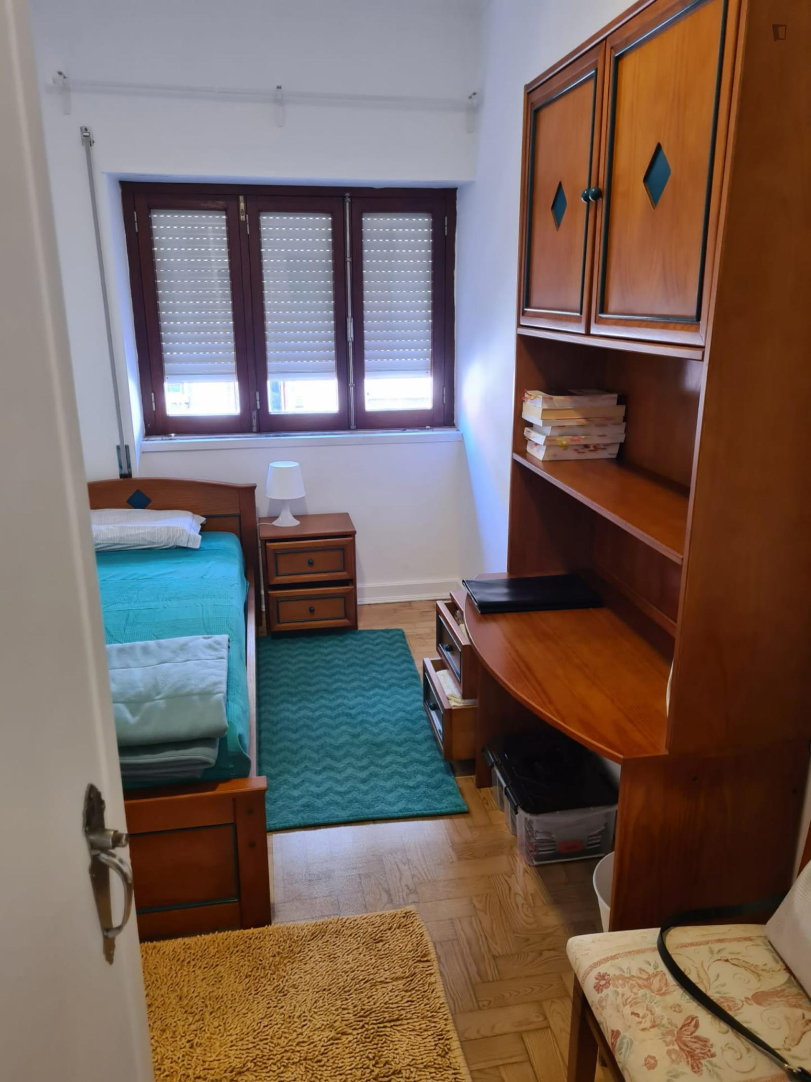 Homely Single Bedroom Near Universidade De Coimbra - 1