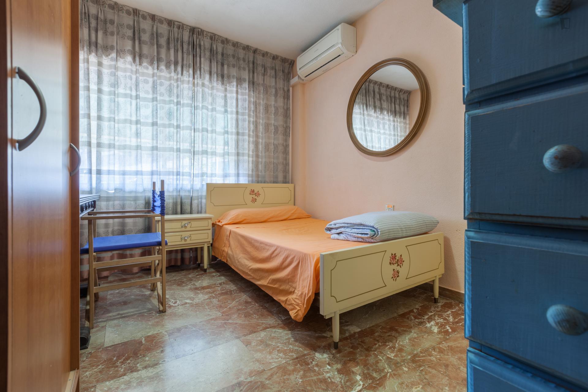 Charming single bedroom, near the University of Granada-Campus Fuentenueva with full board