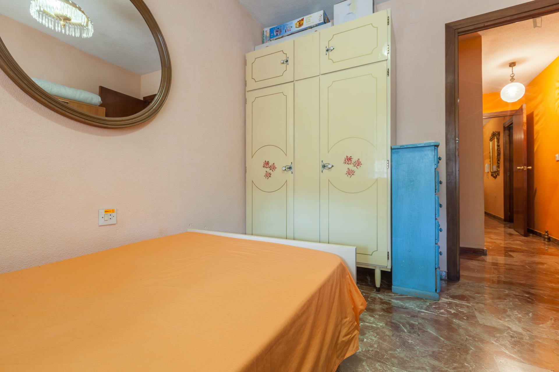 Charming single bedroom, near the University of Granada-Campus Fuentenueva with full board