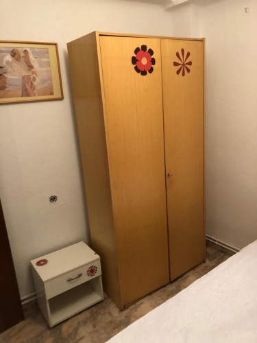 Double bedroom in a 2-bedroom apartment near La Alamedilla train station