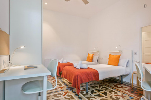 Comfy twin bedroom in Barcelona close to URL Facultat de Filosofia