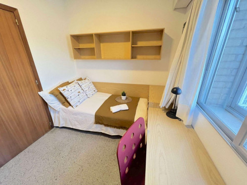 Nice single bedroom close to Facultats metro station