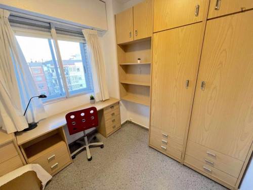 Nice single bedroom close to Facultats metro station