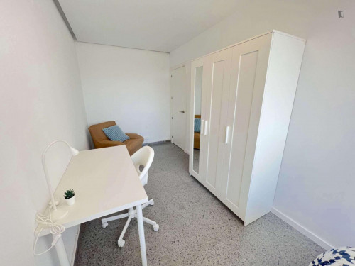 Big double bedroom with exterior view in Campus Blasco Ibañez  - Gallery -  5