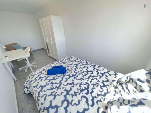 Big double bedroom with exterior view in Campus Blasco Ibañez